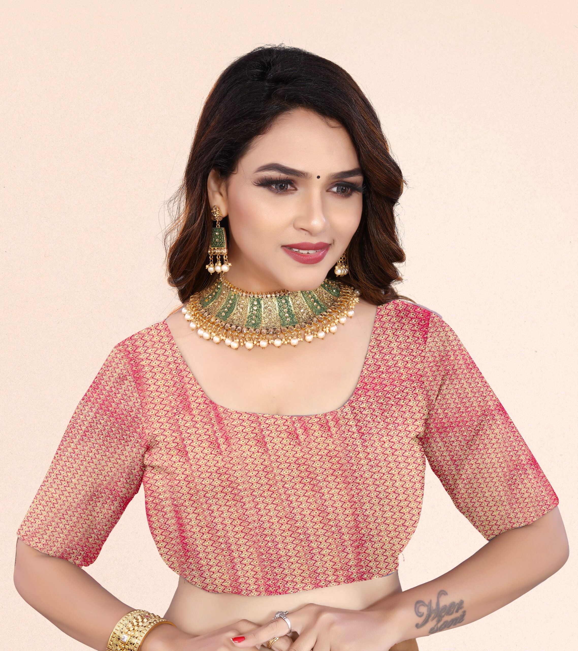 Dharmavaram pattu saree in Parrot Green & Rani Pink with Gold Zari Weaving - Image 5